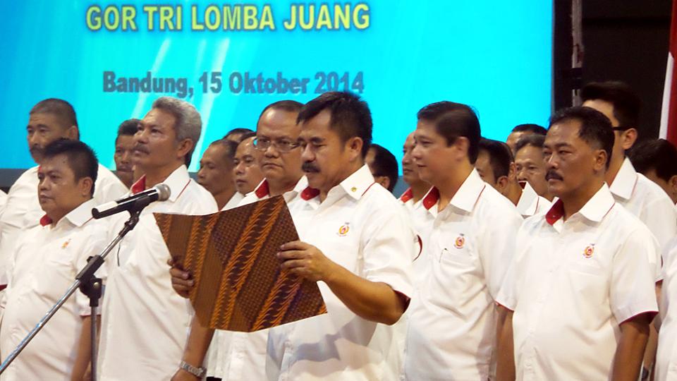 Ketua Umum KONI Jawa Barat, Ahmad Saefudin (membaca sumpah), tengah dilantik oleh Ketum KONI Pusat Tono Suratman di Bandung, Rabu (15/10/14).
